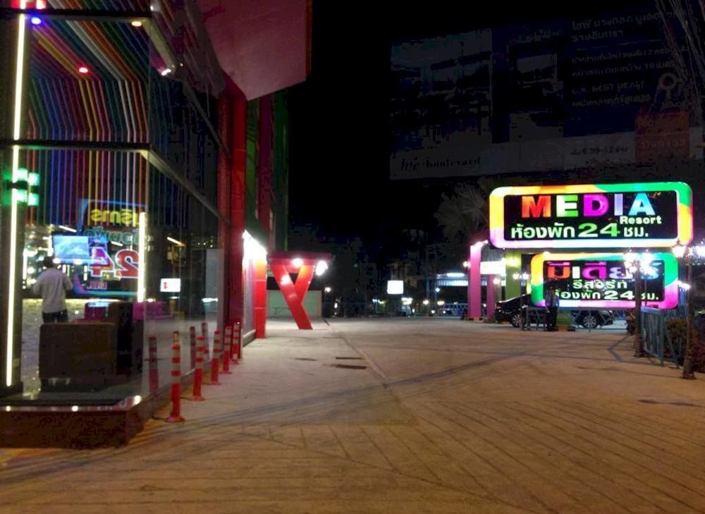The Breton Hotel Media Bangkok Exterior foto